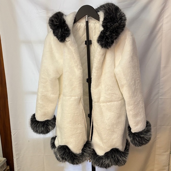 Jackets & Blazers - Woman’s Faux Fur Trimmed White Jacket